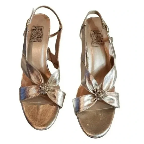 Saugus special occasion gold w/ rhinestones heels - Picture 2 of 8